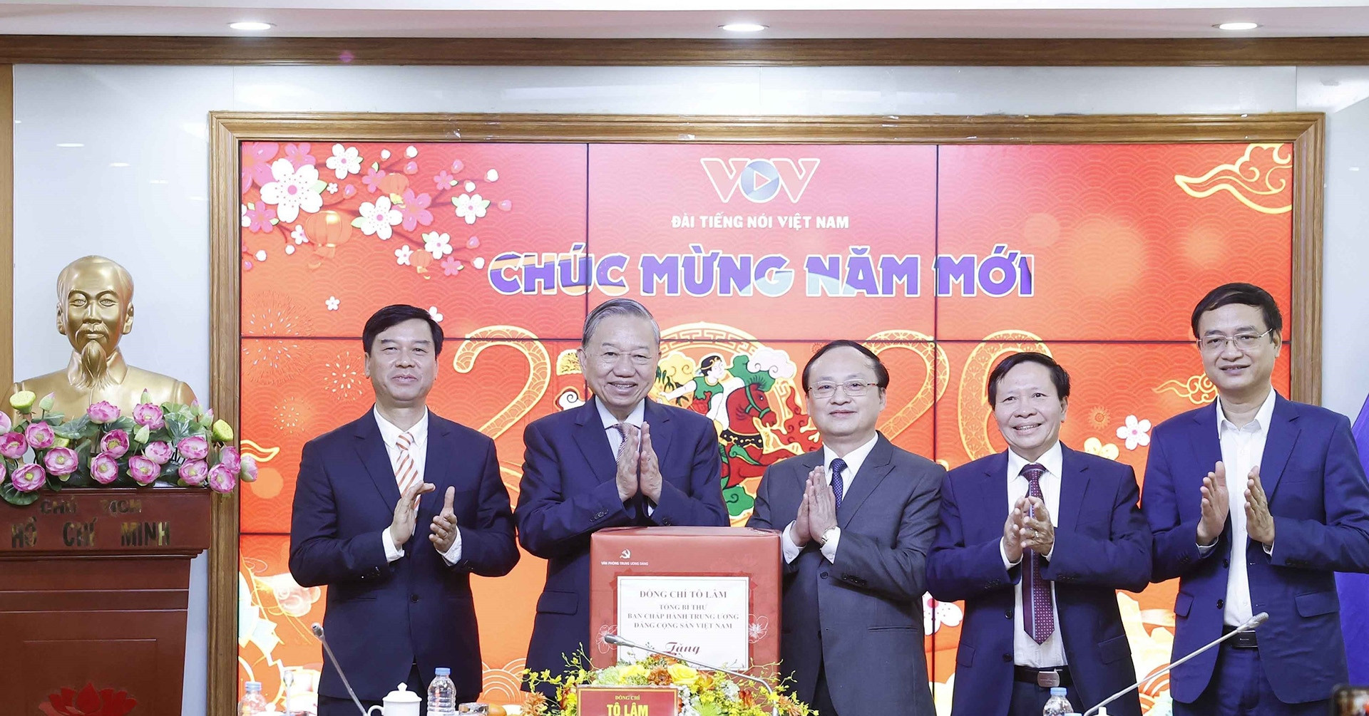 Tổng Bí thư Tô Lâm thăm, chúc Tết cán bộ, phóng viên VTV và VOV