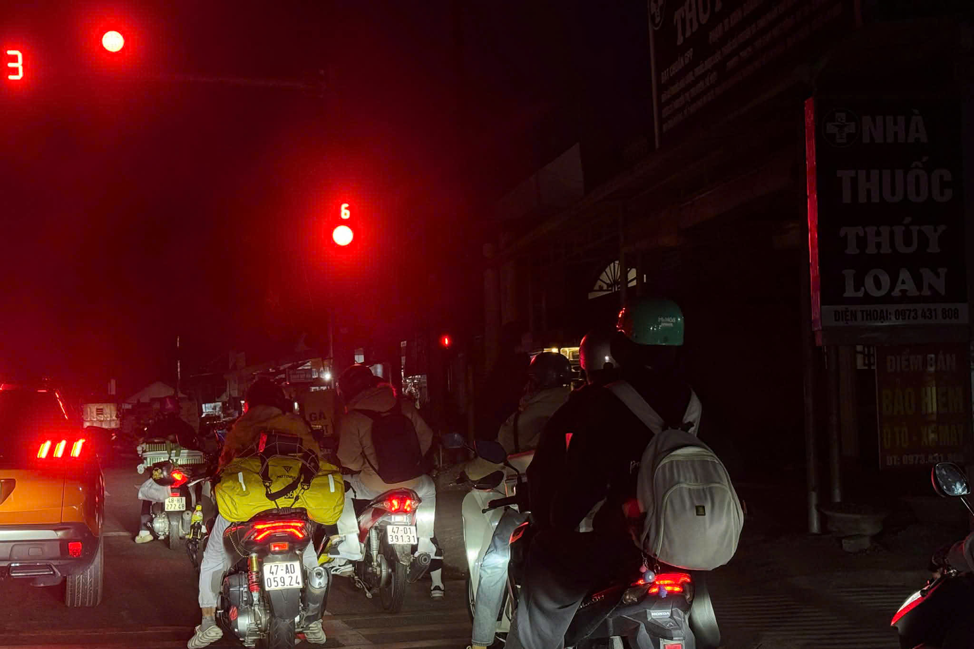 Mờ sáng, dòng người nối đuôi nhau đi xe máy từ TPHCM về Đắk Lắk, Gia Lai ăn Tết