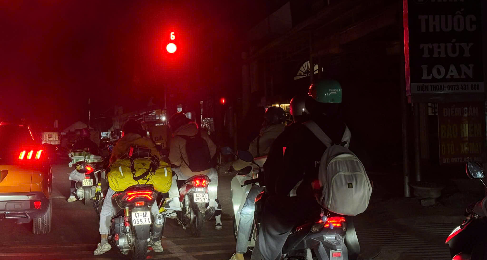 Mờ sáng, dòng người nối đuôi nhau đi xe máy từ TPHCM về Đắk Lắk, Gia Lai ăn Tết