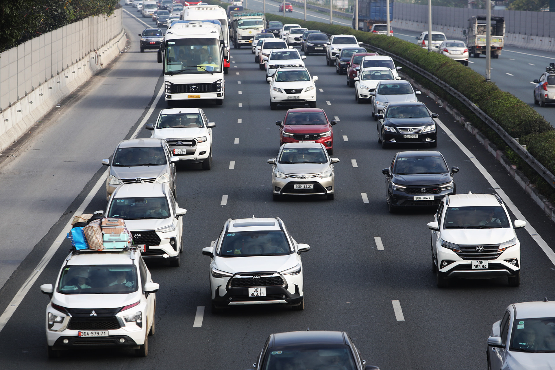 Ngày 27 tháng Chạp, ô tô ùn ùn đổ về cao tốc Pháp Vân - Cầu Giẽ