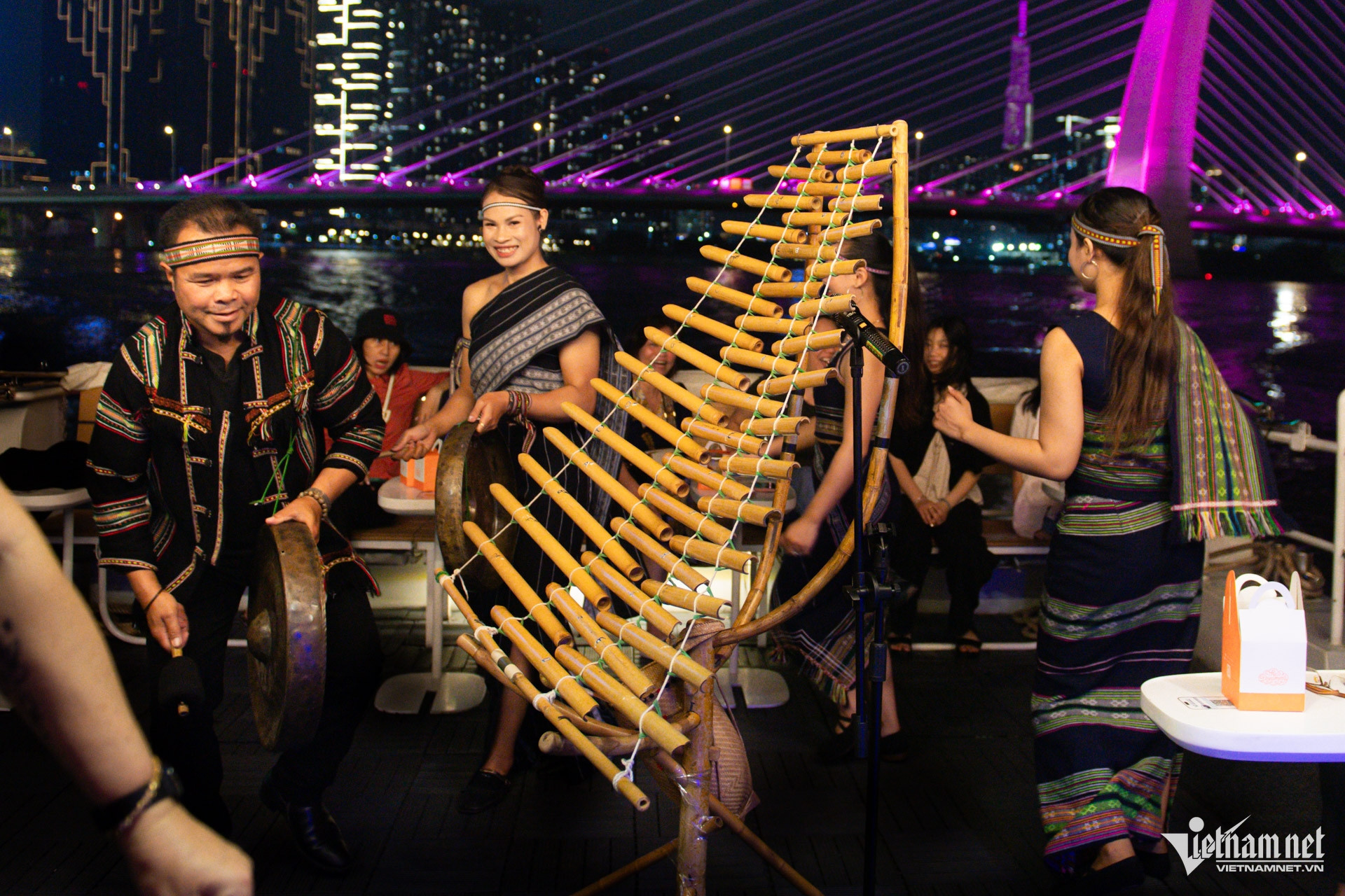 W-du thuyền sông sài gòn nguyễn huế 23.jpg