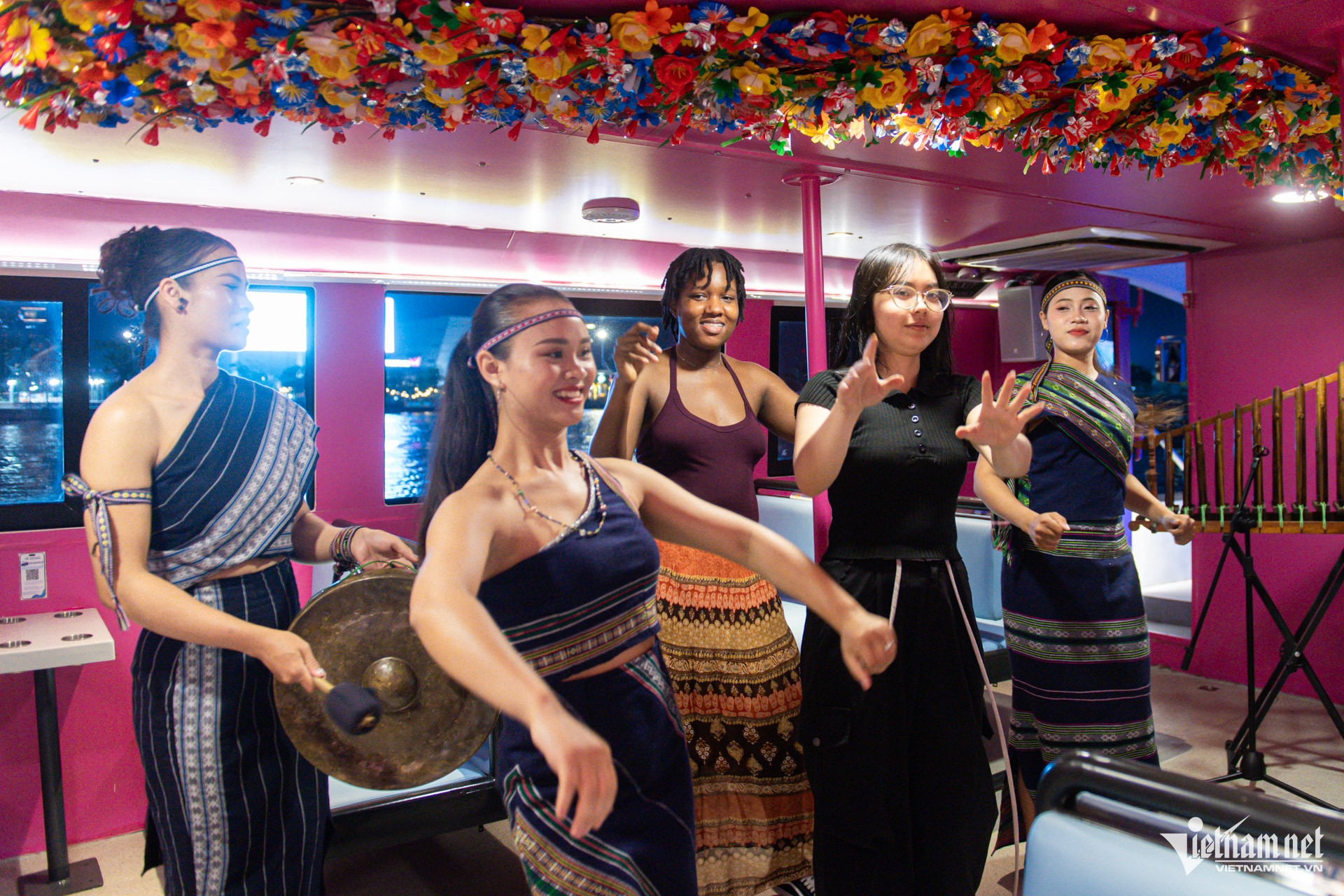 W-du thuyền sông sài gòn   nguyễn huế 24.jpg