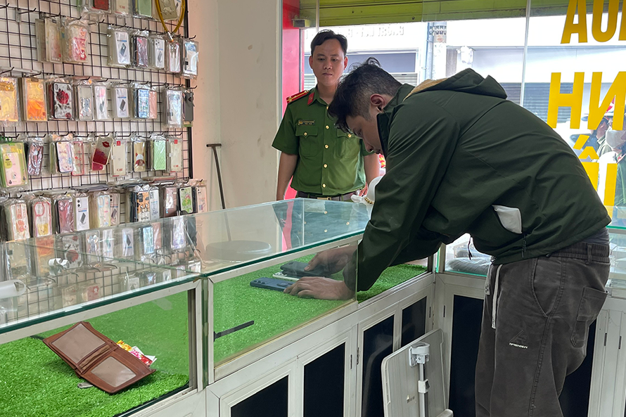 3 giờ truy bắt đối tượng trộm sạch cửa hàng điện thoại ở TPHCM