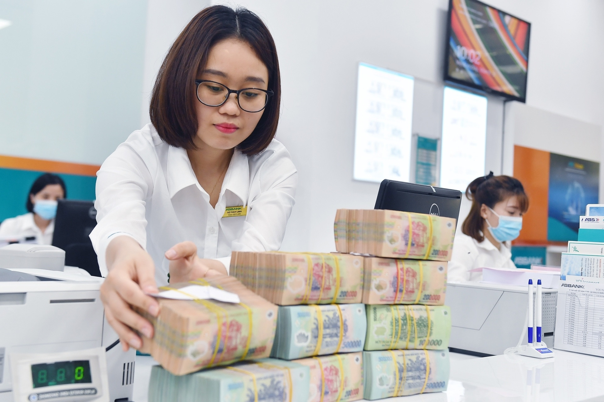 Vay tiền ngân hàng: Người bán xe cắt lỗ, người thành chủ căn hộ tiền tỷ