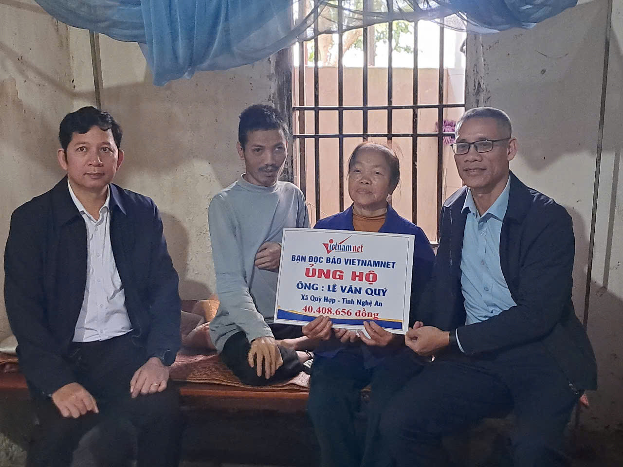 Bà Phạm Thị Thức đón nhận số tiền bạn đọc Báo VietNamNet trao tặng