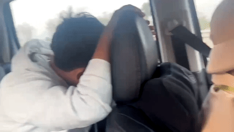 Tài xế ô tô đau bụng dữ dội trên cao tốc, tổ CSGT ra quyết định tức thì