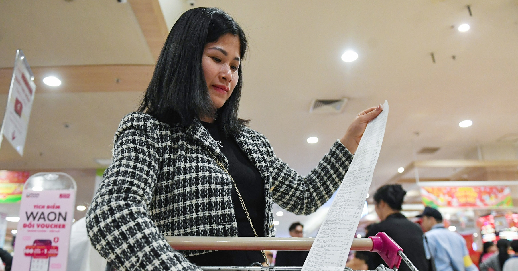 Cuộc sắm Tết sôi động trước giờ 'chốt sổ', có hóa đơn dài cả mét trong siêu thị