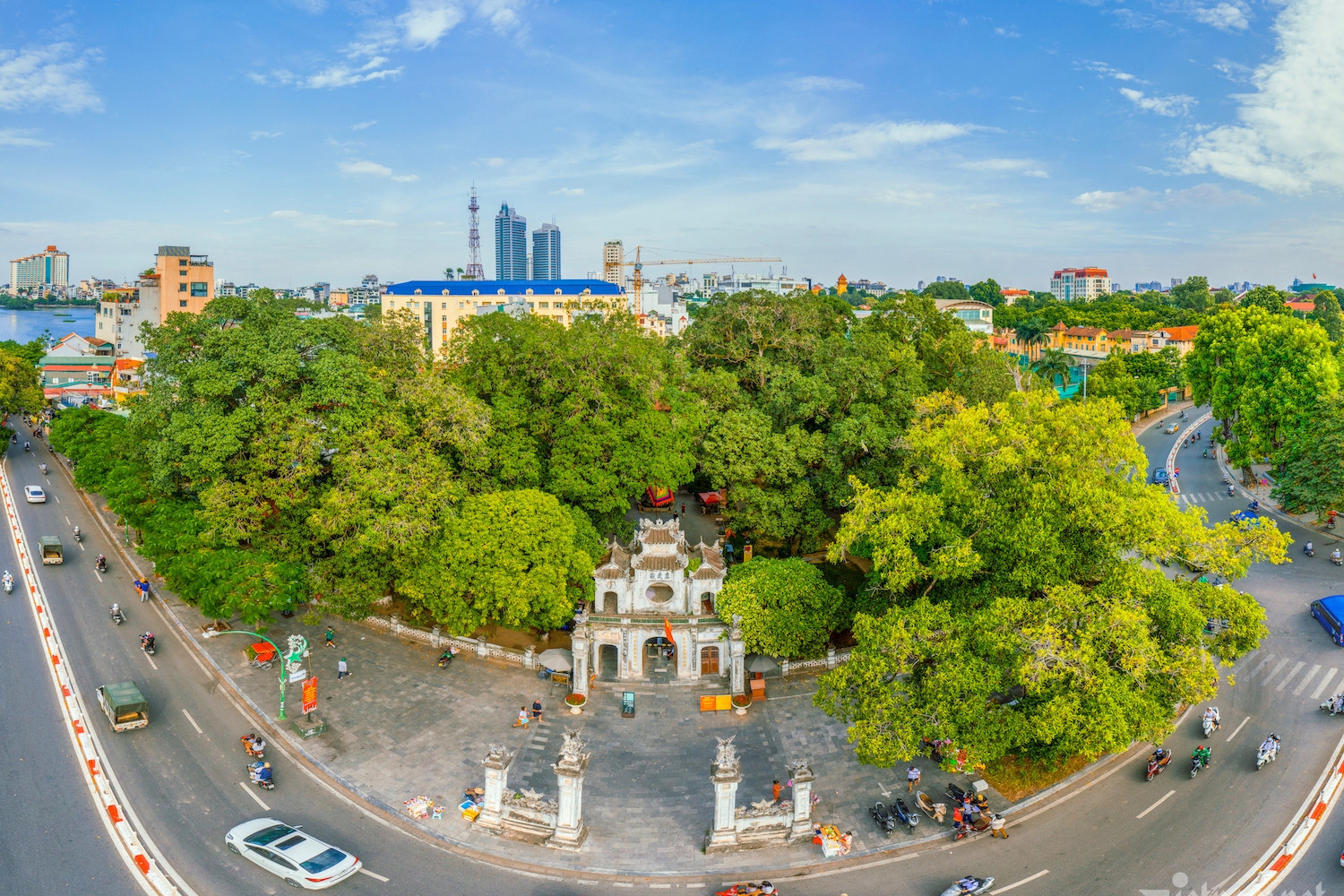 Đền, chùa Hà Nội đông kín khách tới cầu may đêm giao thừa, mùng 1 Tết