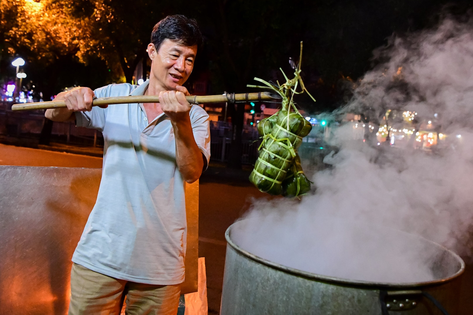 Đỏ lửa xuyên đêm ở TPHCM: Giữ hồn Tết bên nồi bánh chưng, bánh tét