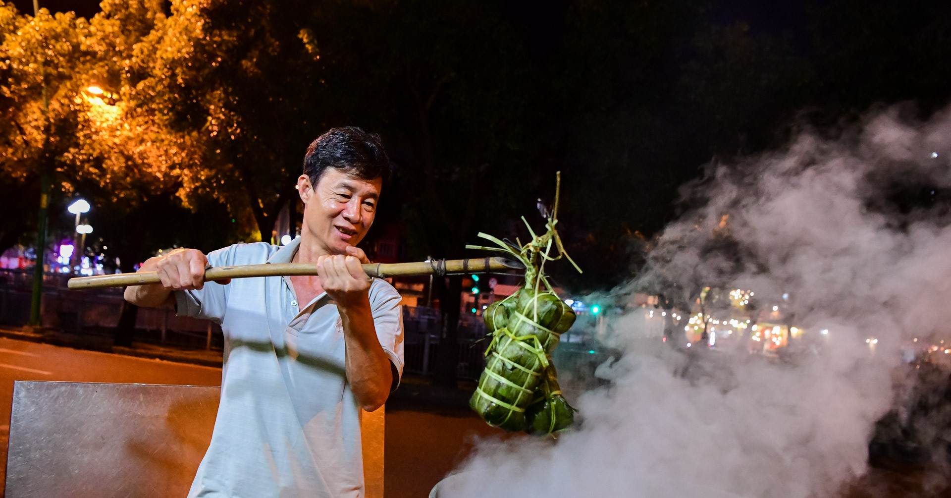 Đỏ lửa xuyên đêm ở TPHCM: Giữ hồn Tết bên nồi bánh chưng, bánh tét