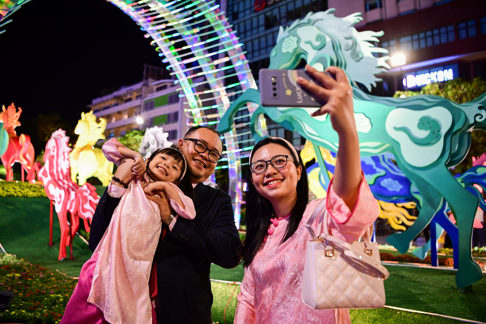 Dòng người đổ về đường hoa Nguyễn Huệ trong đêm khai mạc Xuân Bính Ngọ