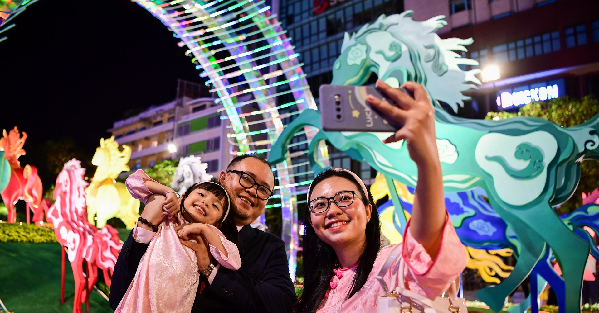 Dòng người đổ về đường hoa Nguyễn Huệ trong đêm khai mạc Xuân Bính Ngọ