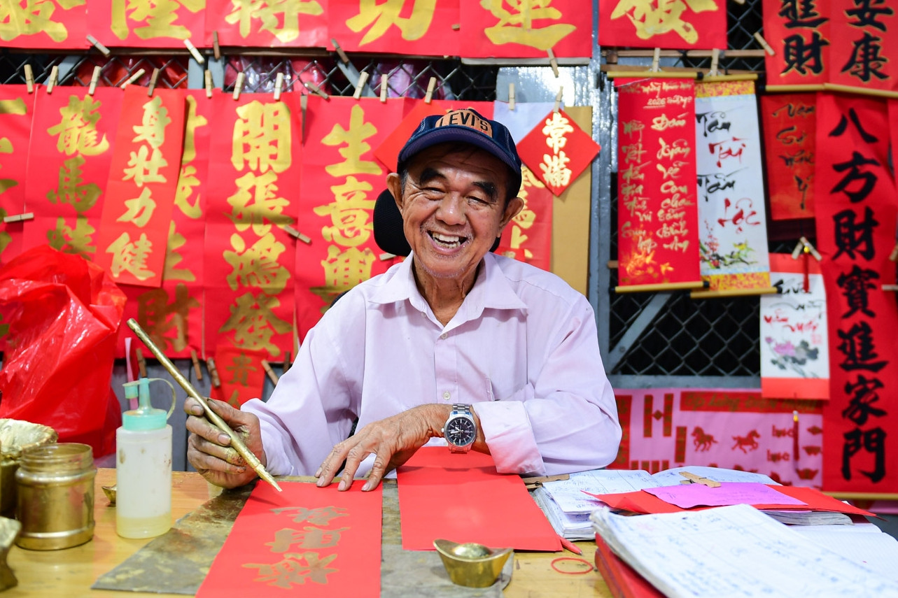 Giữ hồn Tết qua nét liễn đỏ ở Chợ Lớn