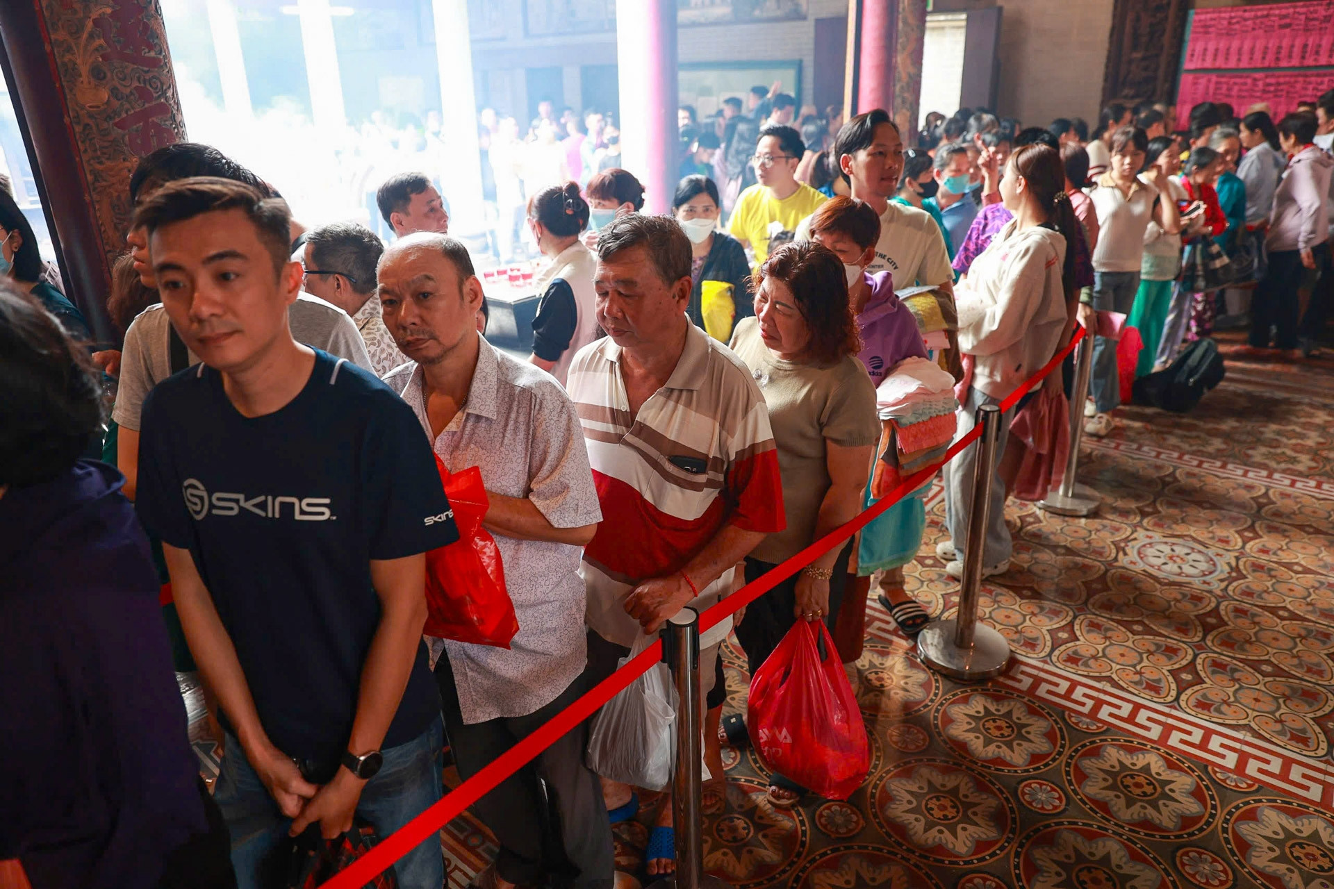 Hàng trăm người xếp hàng từ tờ mờ sáng xin ấn tại hội quán ở TPHCM