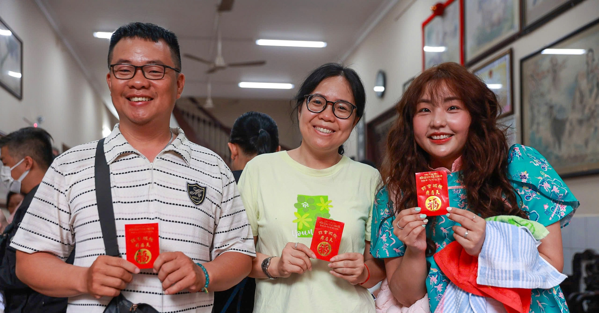 Hàng trăm người xếp hàng từ tờ mờ sáng xin ấn tại hội quán ở TPHCM