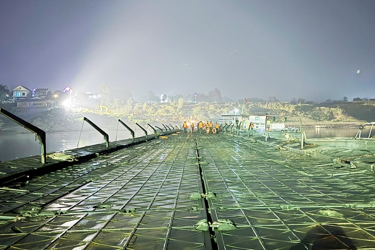 Hình ảnh mới nhất về cầu phao bắc qua sông Lô