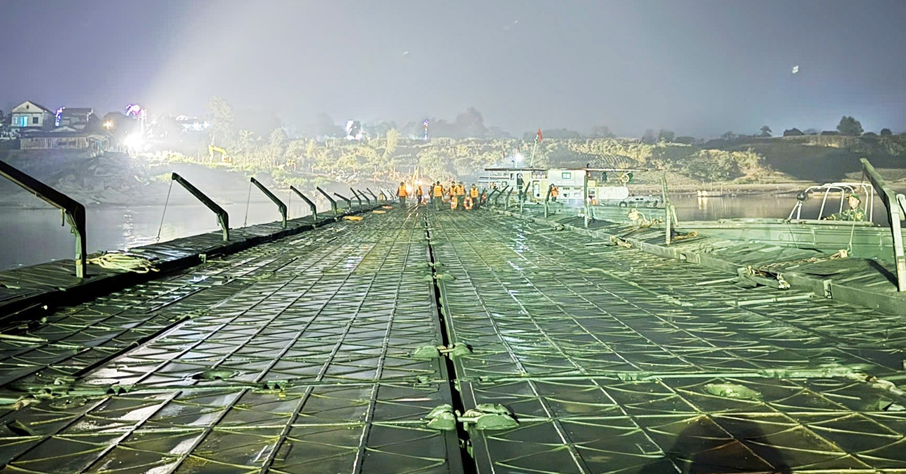 Hình ảnh mới nhất về cầu phao bắc qua sông Lô