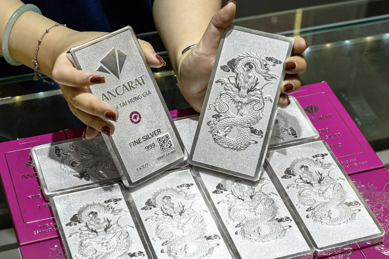 Giá bạc hôm nay 16/2/2026 bốc hơi gần 4% trong phiên Á, thủng mốc 75 USD/ounce