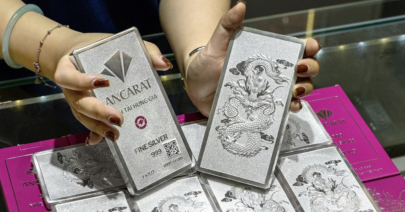 Giá bạc hôm nay 16/2/2026 bốc hơi gần 4% trong phiên Á, thủng mốc 75 USD/ounce