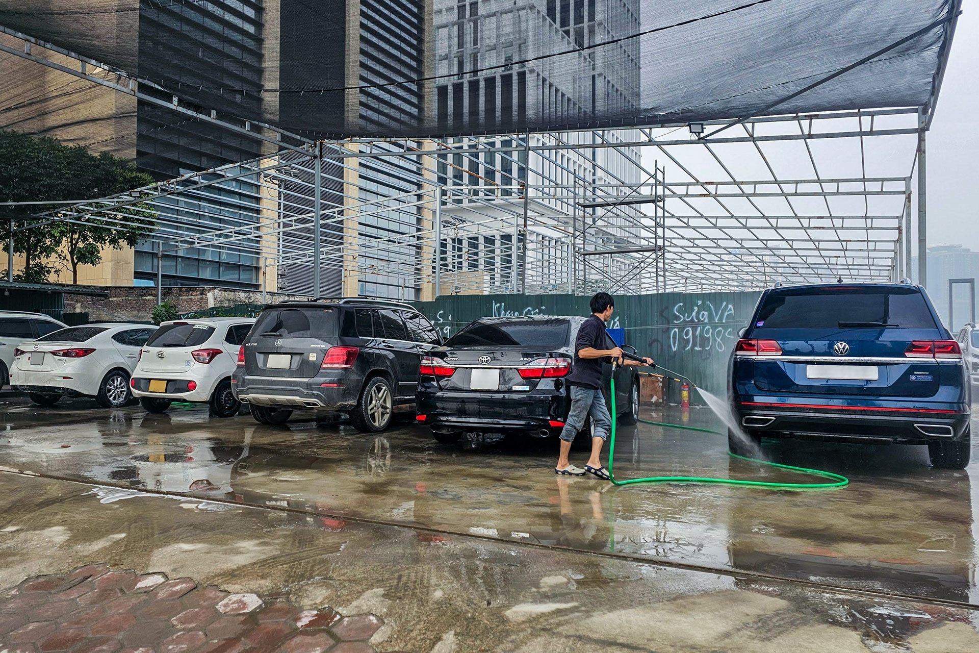 Giá rửa xe ngày cận Tết tăng kỷ lục, 500.000 đồng/lượt cho Mercedes, BMW