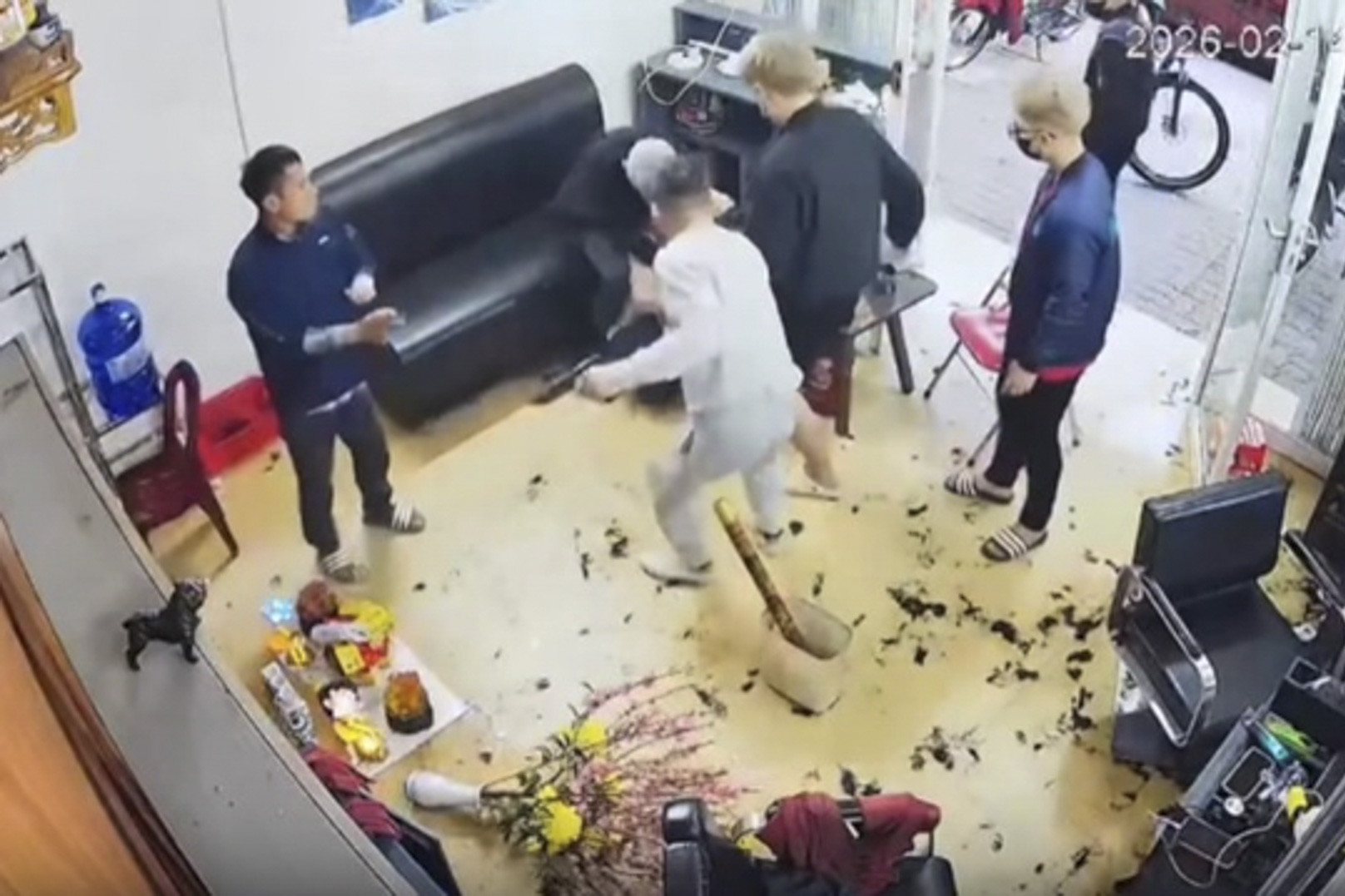 Người đàn ông rút vật giống súng xông vào tiệm cắt tóc hành hung để đòi tiền