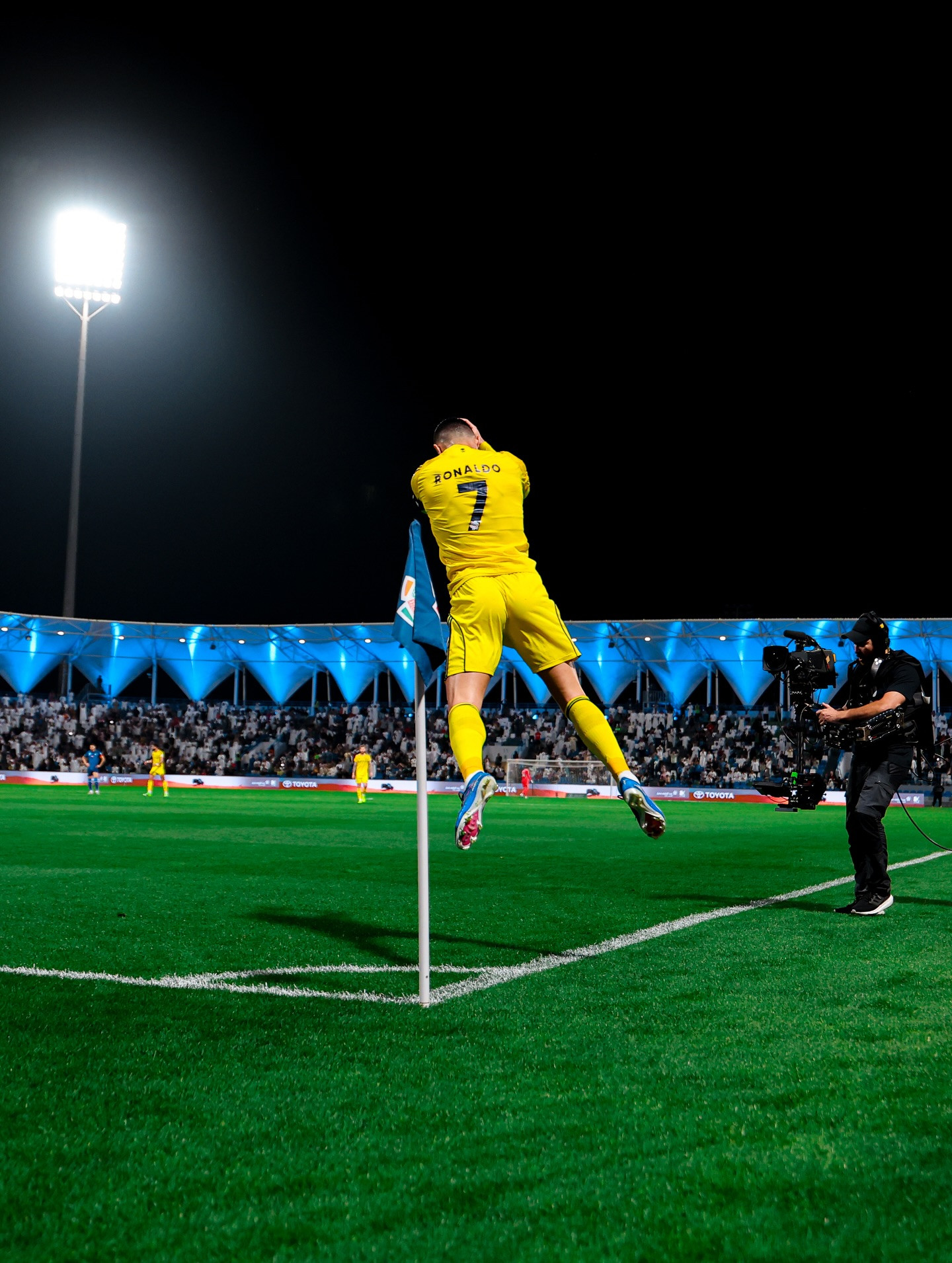 https://static-images.vnncdn.net/vps_images_publish/000001/000003/2026/2/15/ronaldo-al-nassr-2-107.jpg