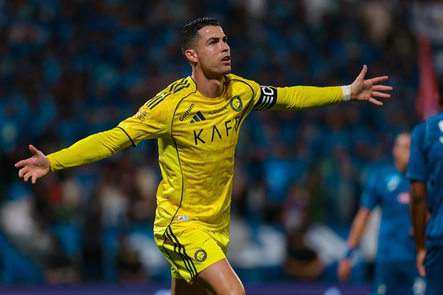 Ronaldo ghi bàn ngày tái xuất, Al Nassr áp sát ngôi đầu