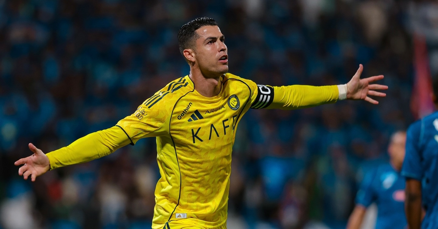Ronaldo ghi bàn ngày tái xuất, Al Nassr áp sát ngôi đầu