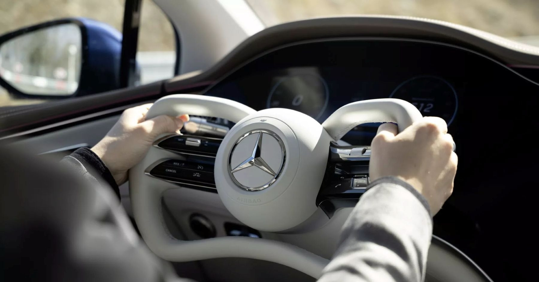 Sau tay nắm cửa dạng ẩn, đến lượt thiết kế vô lăng 'dị biệt' trên xe điện bị cấm