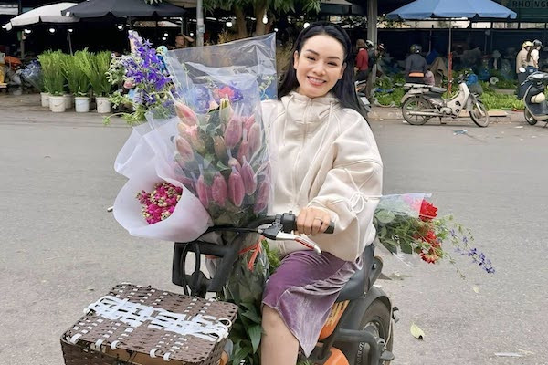 Kim Lý tình tứ hôn vợ Hồ Ngọc Hà, Phó giáo sư Tân Nhàn đi chợ quê sắm Tết