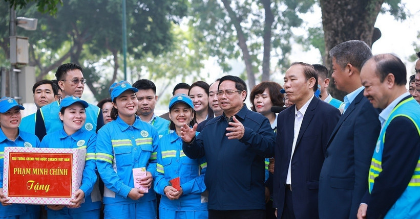 Thủ tướng thăm, động viên lực lượng bảo đảm vệ sinh môi trường Hà Nội dịp Tết