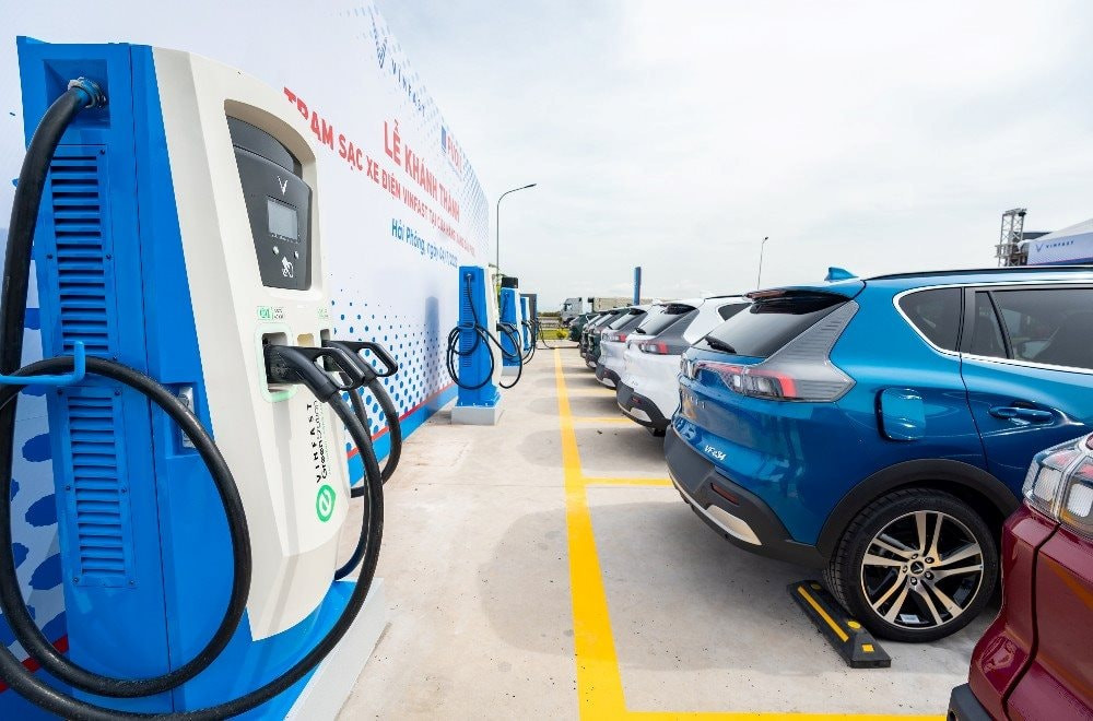 tram sac xe dien.jpeg