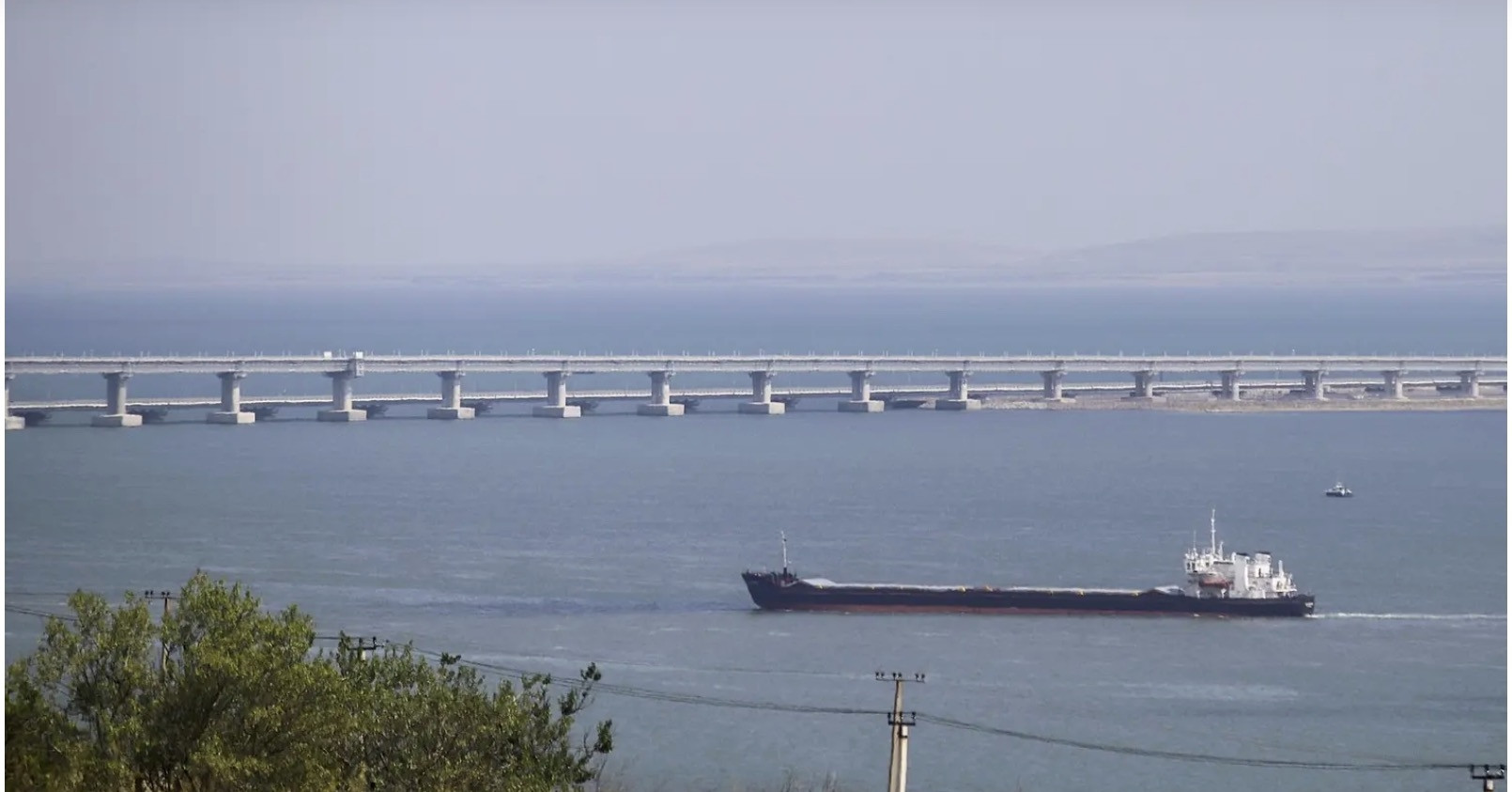 Ukraine tấn công tàu đổ bộ BK-16 của Nga tại Crimea, gây thiệt hại nghiêm trọng