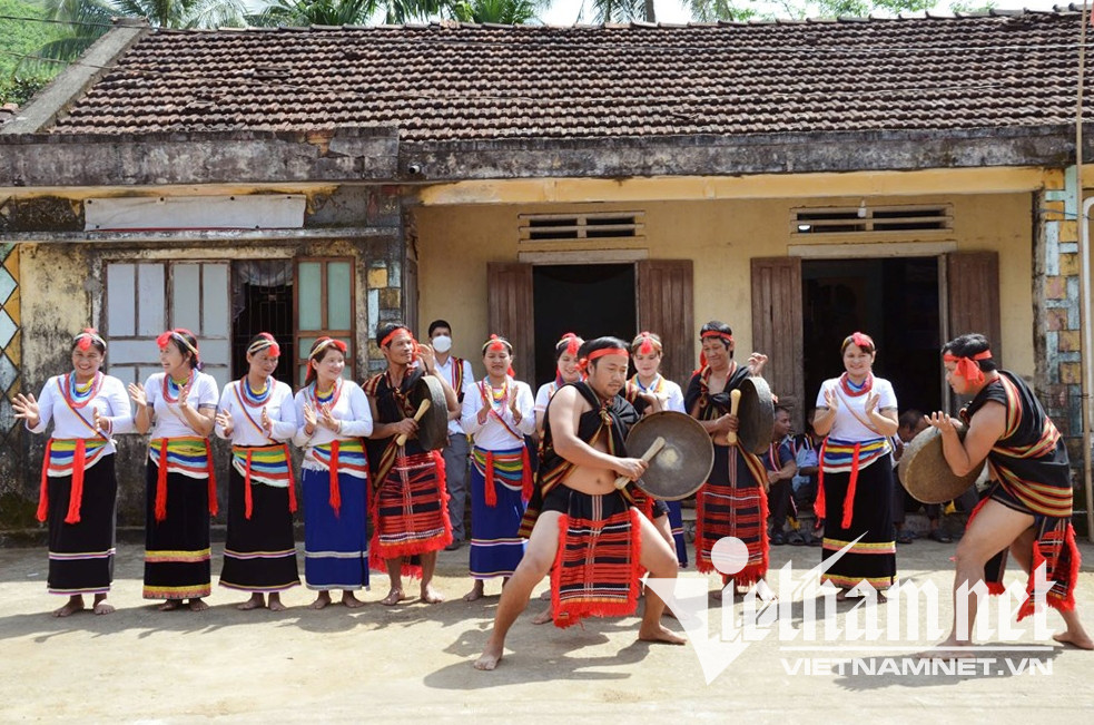 W-Đồng bào Co ở Trà Bồng biểu diễn đấu chiêng.jpg