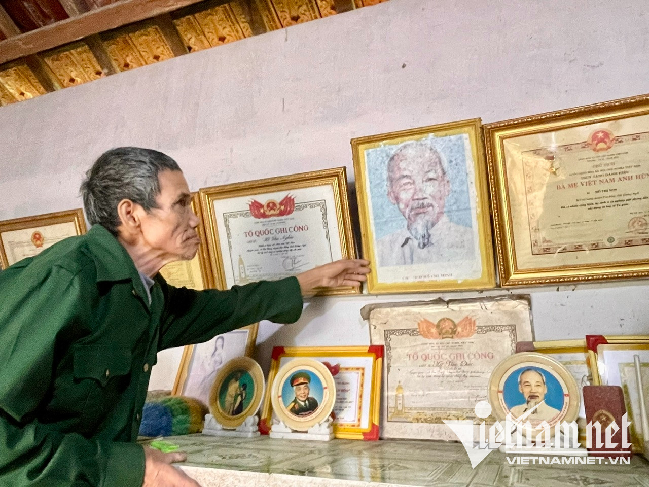 W-Già Hồ Văn Bình thờ Bác Hồ tại vị trí trang trọng.jpg