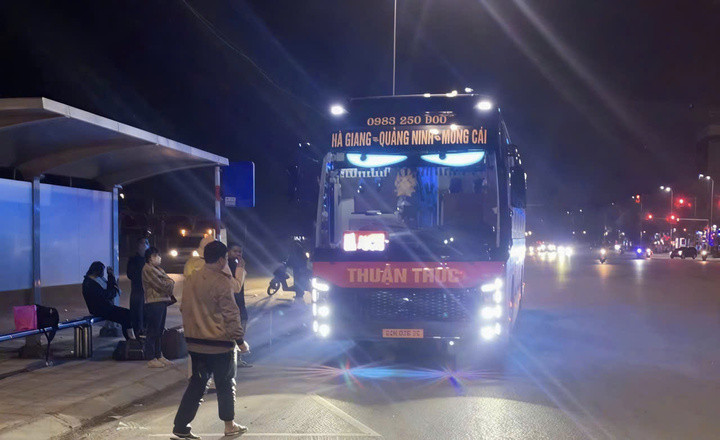 Xe khách chở quá 8 người bị CSGT Bắc Ninh xử phạt. (Ảnh Công an Bắc Ninh)..jpg