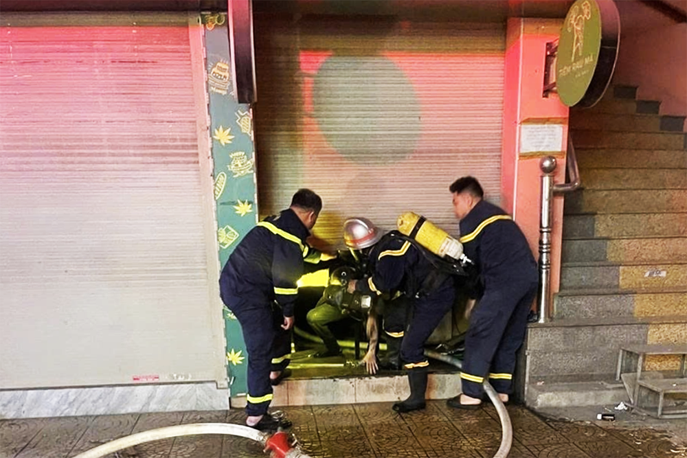 Cháy nhà 5 tầng ngày 29 Tết ở Hà Nội, 3 người mắc kẹt được cứu kịp thời