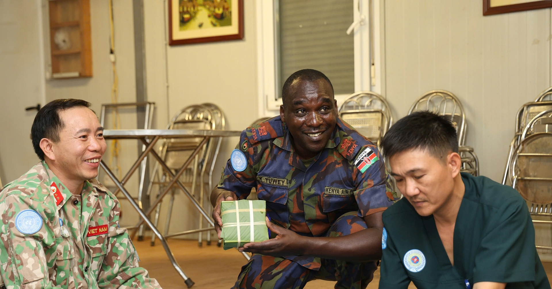 Bạn bè quốc tế ở châu Phi say mê bánh chưng, cành đào của chiến sĩ mũ nồi xanh