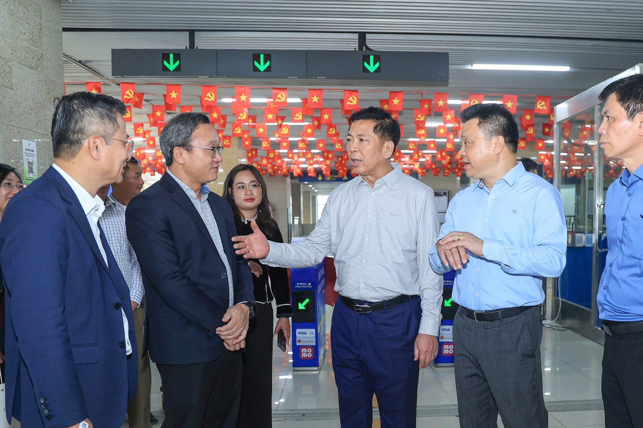 Bộ trưởng Trần Hồng Minh thị sát các đầu mối giao thông chiều 29 Tết