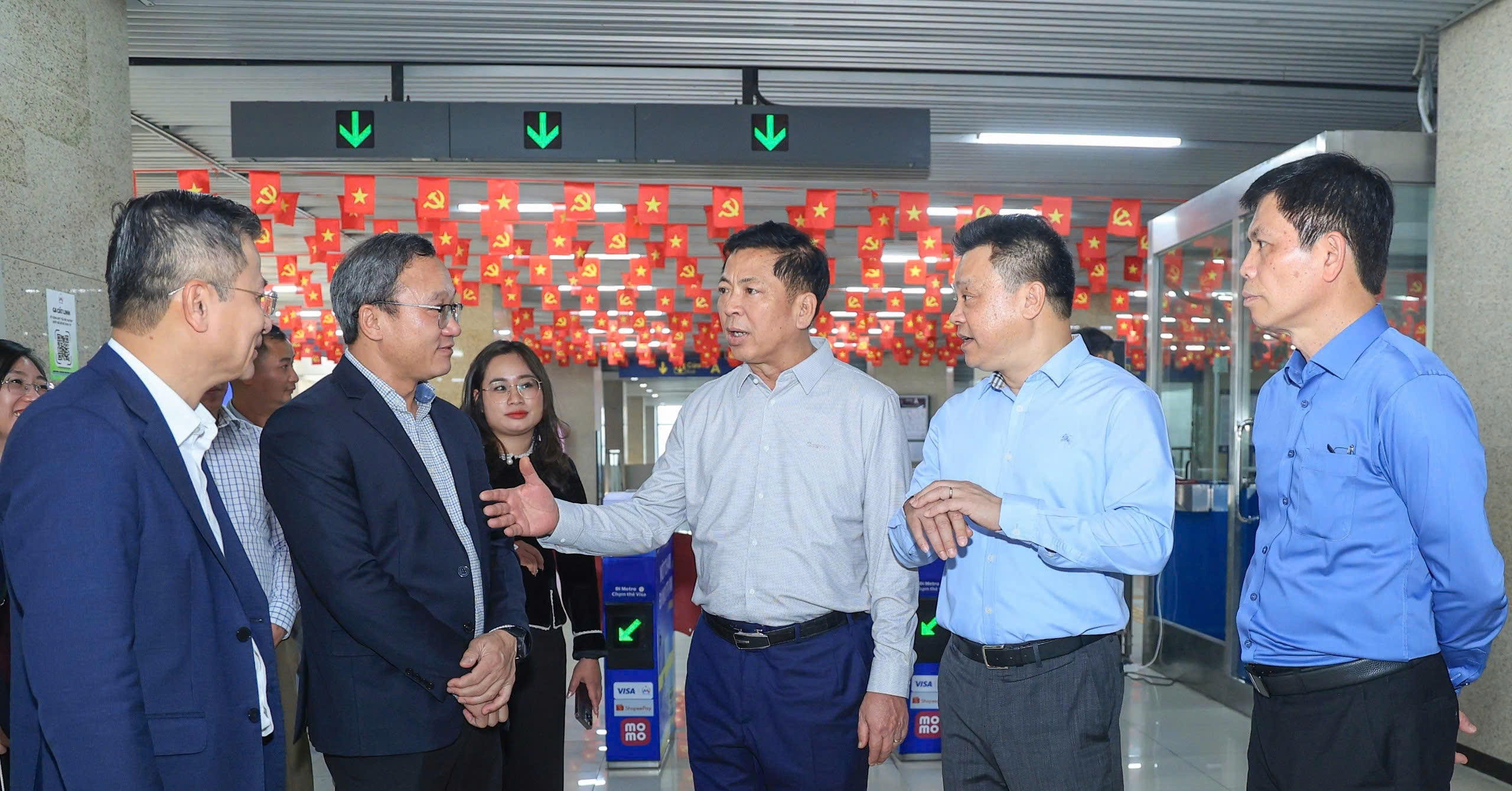 Bộ trưởng Trần Hồng Minh thị sát các đầu mối giao thông chiều 29 Tết