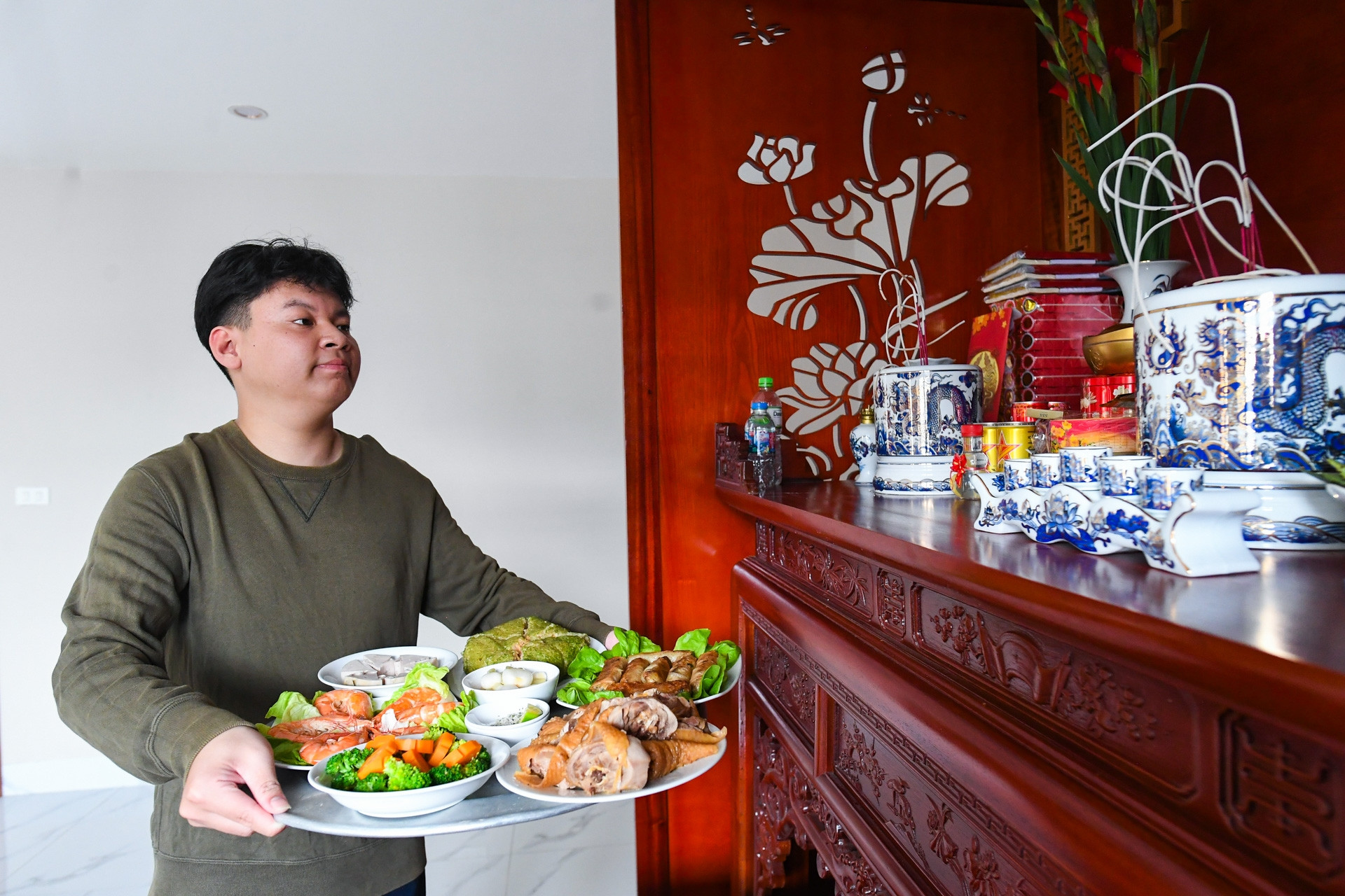 Chàng trai 2k5 tự sắm Tết, dọn nhà, nấu cơm cúng tất niên