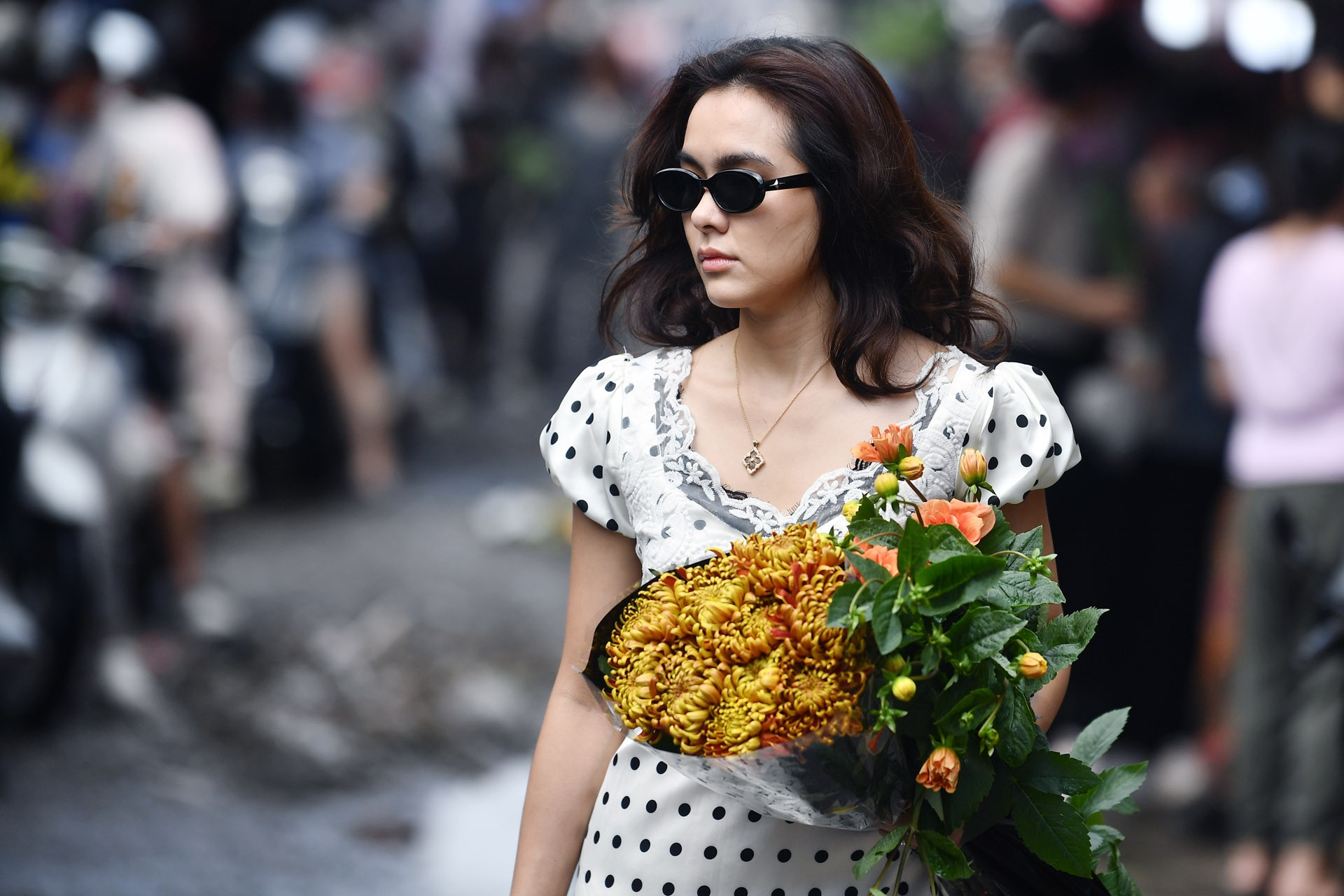 Chợ hoa ngày cuối năm: Người bán vẫn nói thách, khách mua đắn đo 'xuống tiền'