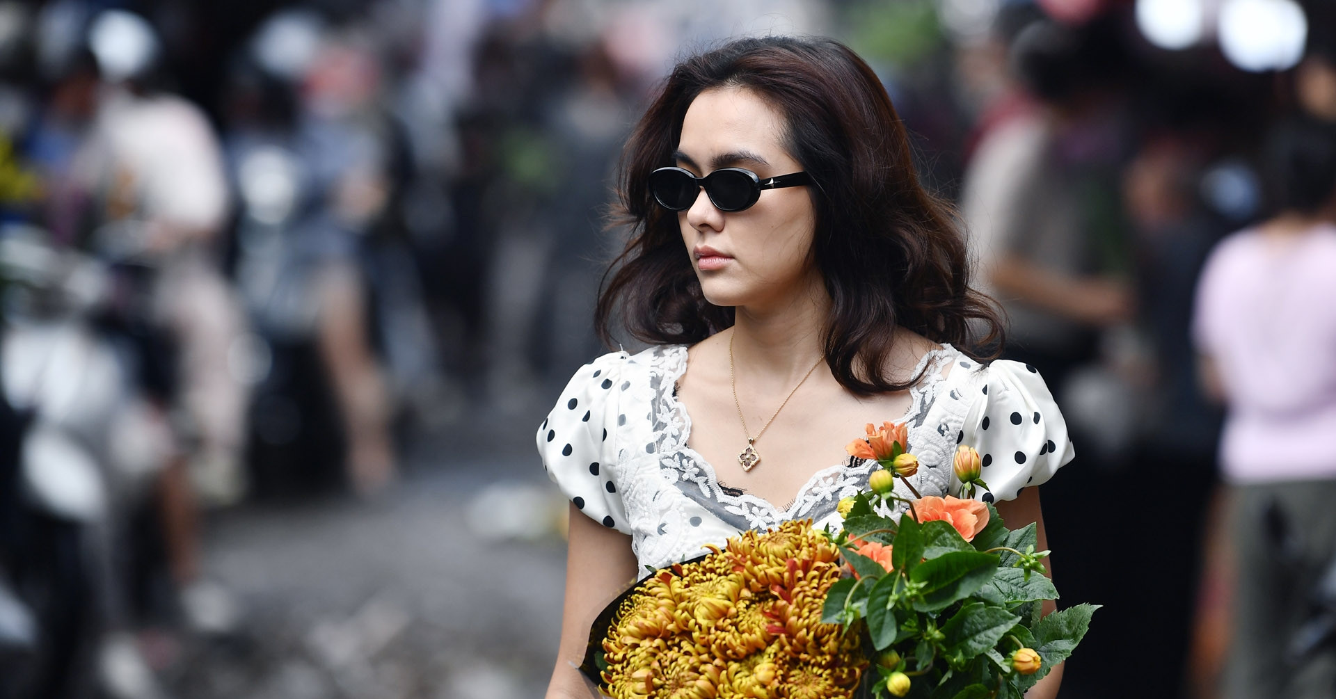 Chợ hoa ngày cuối năm: Người bán vẫn nói thách, khách mua đắn đo 'xuống tiền'