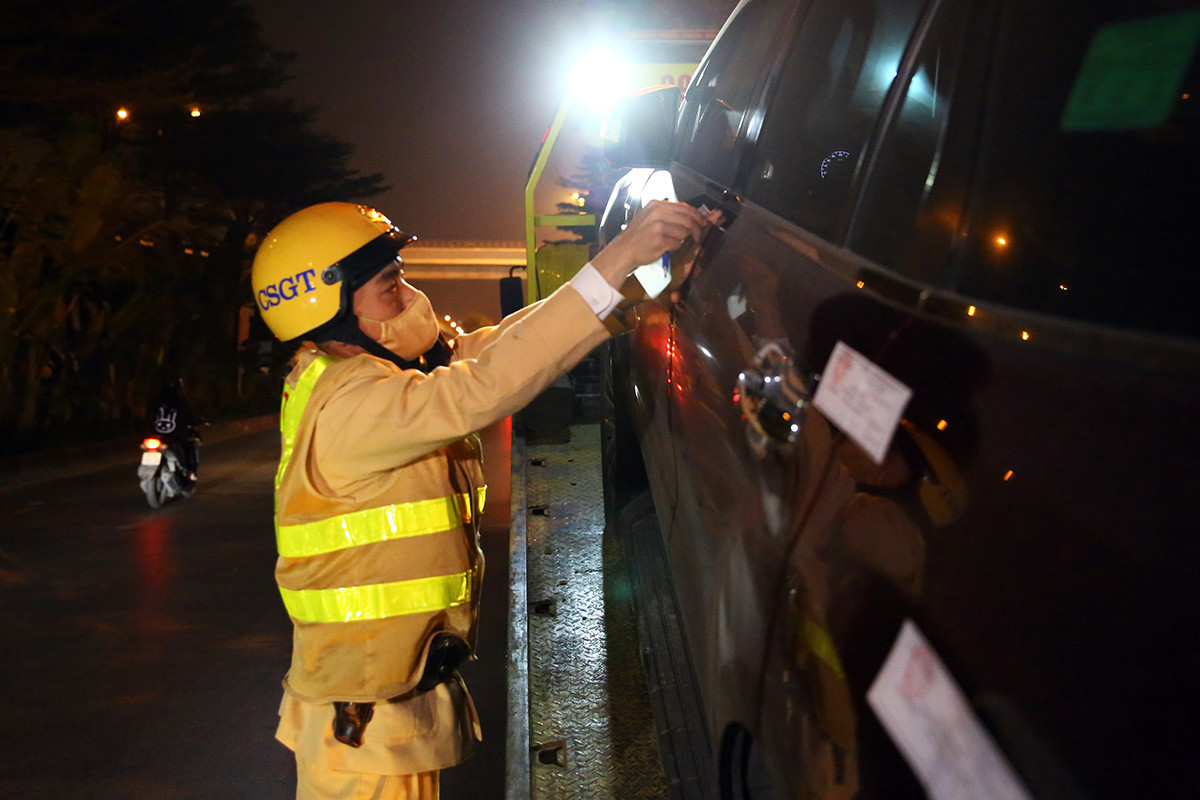 csgt tam giu xe o to 15.jpeg