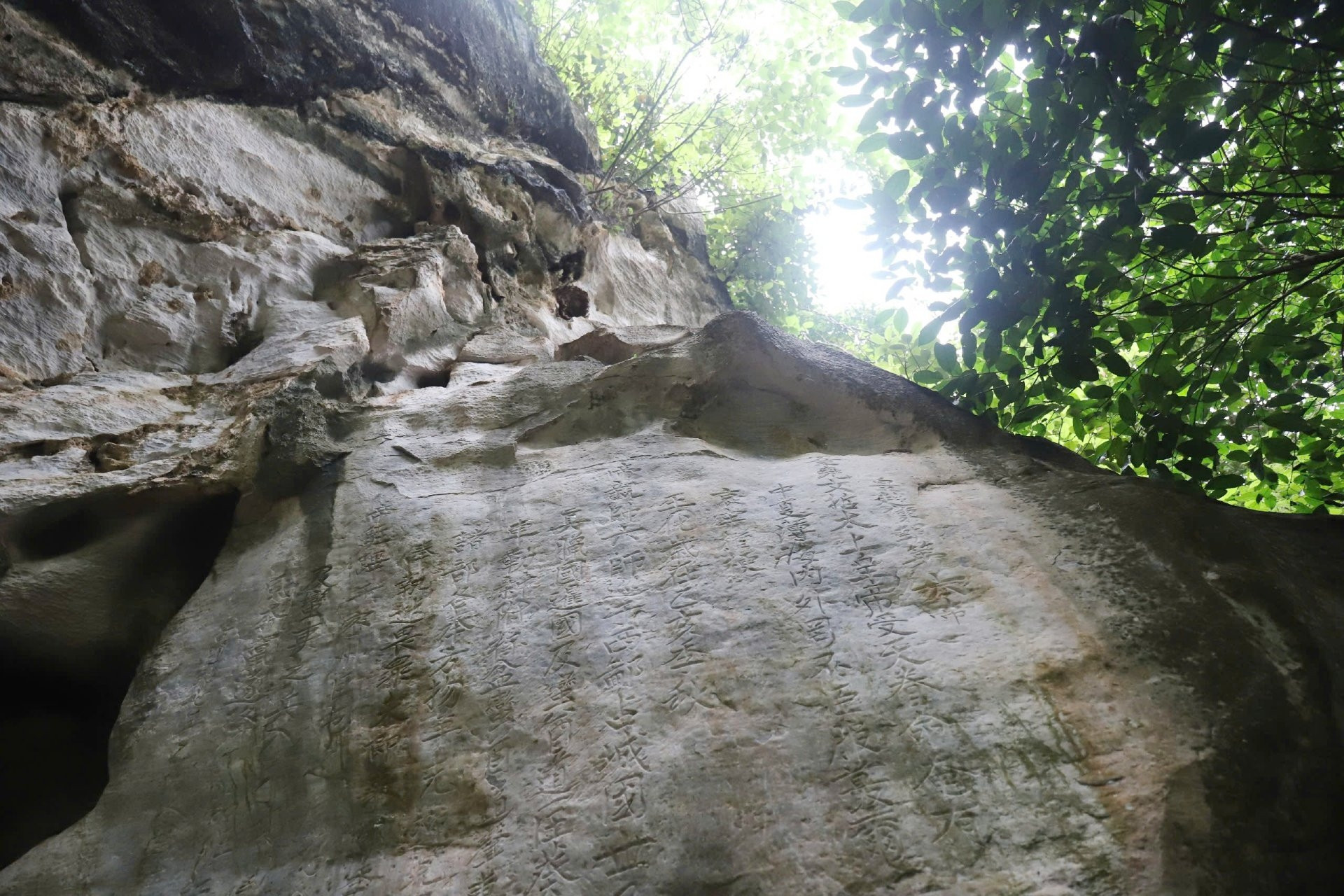 Điều đặc biệt về bia cổ 700 tuổi trên vách núi được công nhận Bảo vật quốc gia