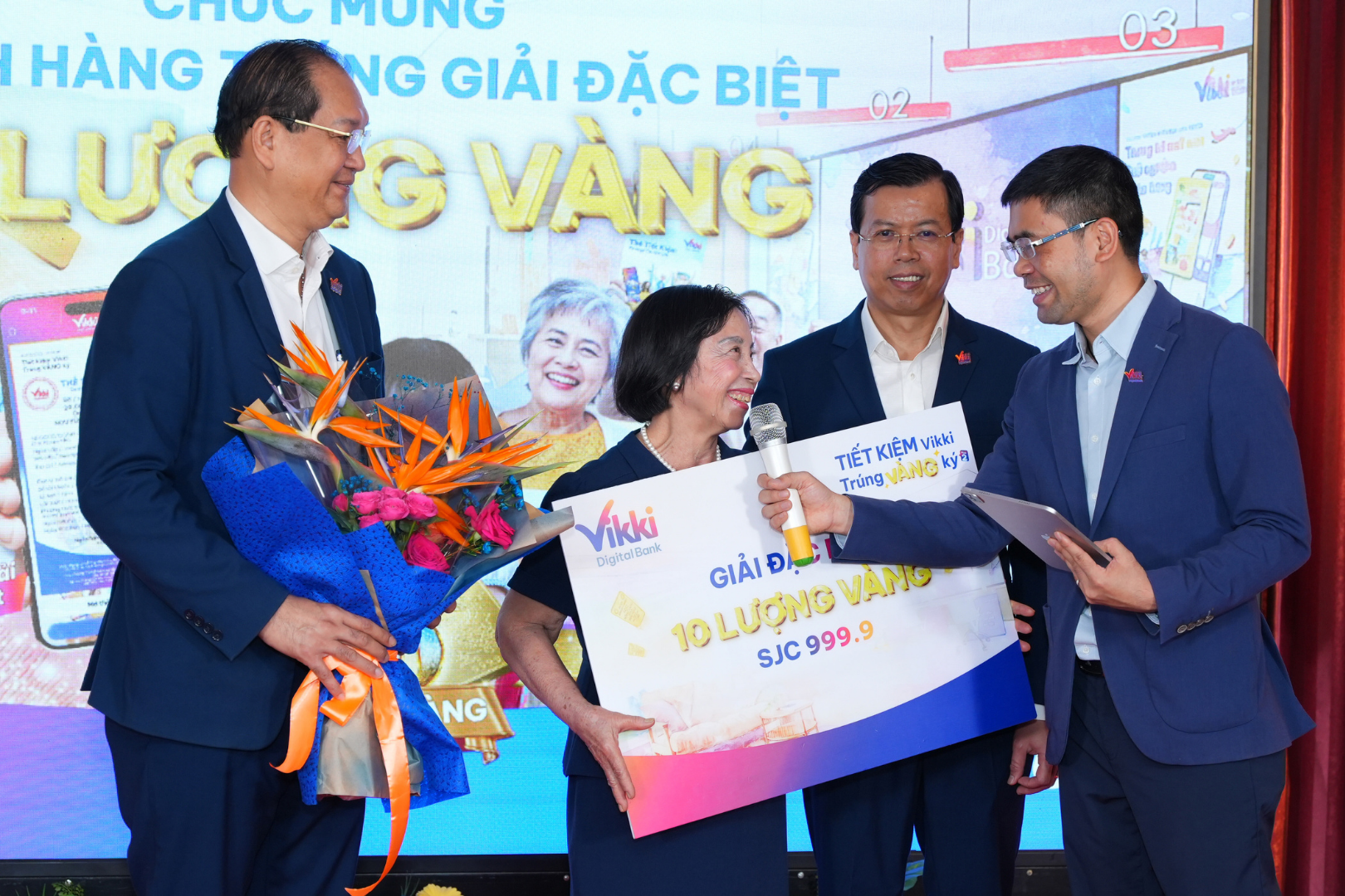 Gửi tiết kiệm 1,1 tỷ đồng, khách hàng Vikki trúng 10 lượng vàng