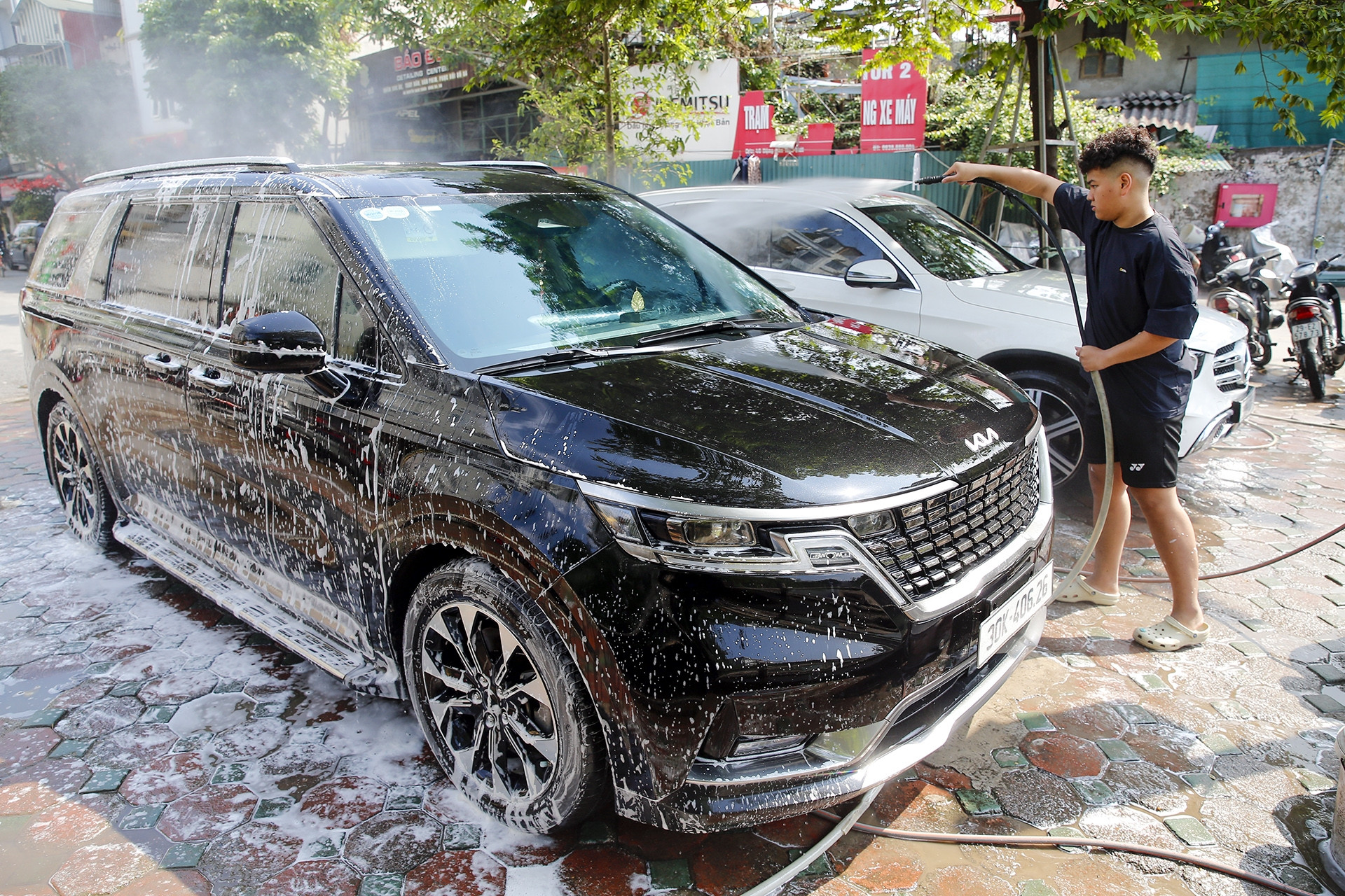 Hà Nội: Rửa ô tô 'chém' khách giá từ 200.000 đồng nhưng không dọn nội thất