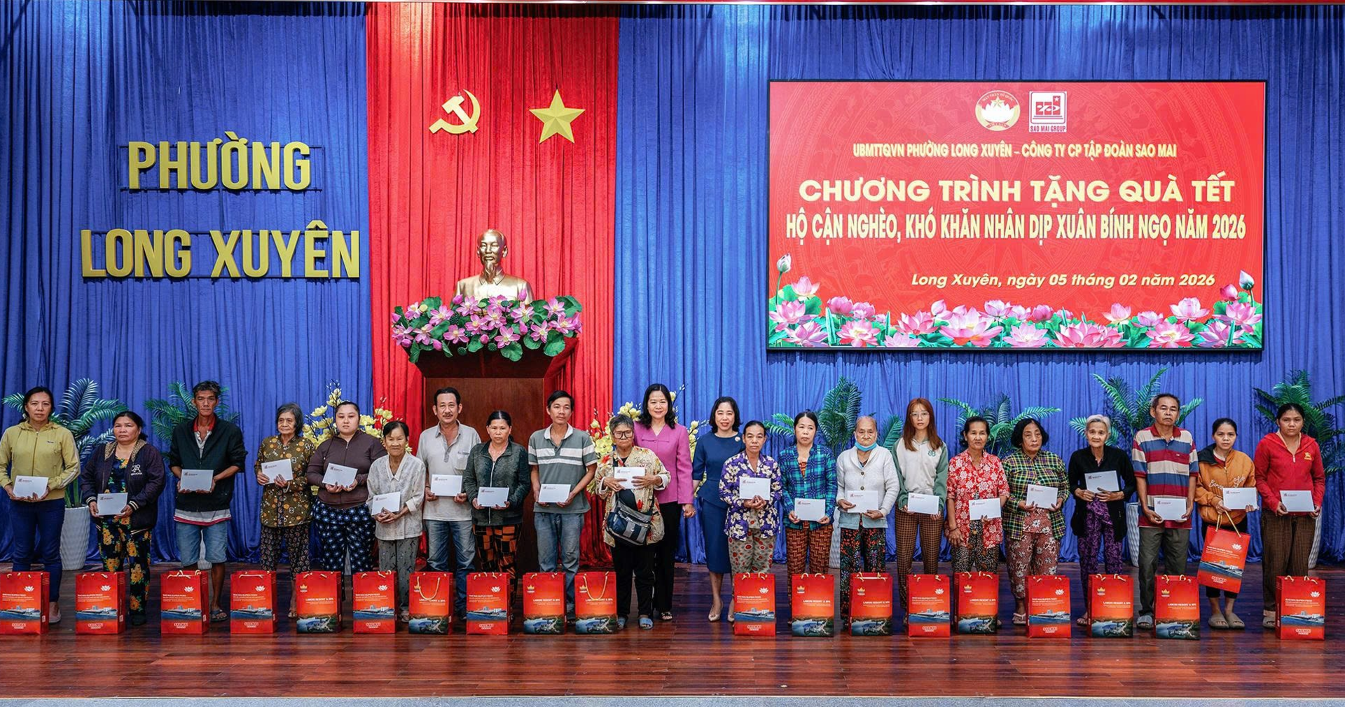 hinh1_Trao tặng quà Tết Bính Ngọ 2026, lan tỏa hơi ấm Sao Mai (1).png