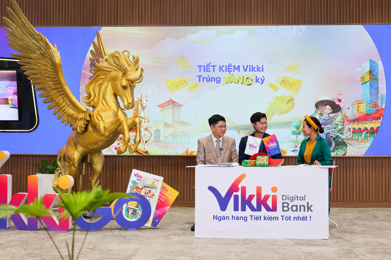 Khách hàng Vikki Bank nhận giải đặc biệt 1 ký vàng