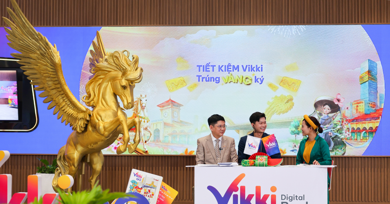 Khách hàng Vikki Bank nhận giải đặc biệt 1 ký vàng